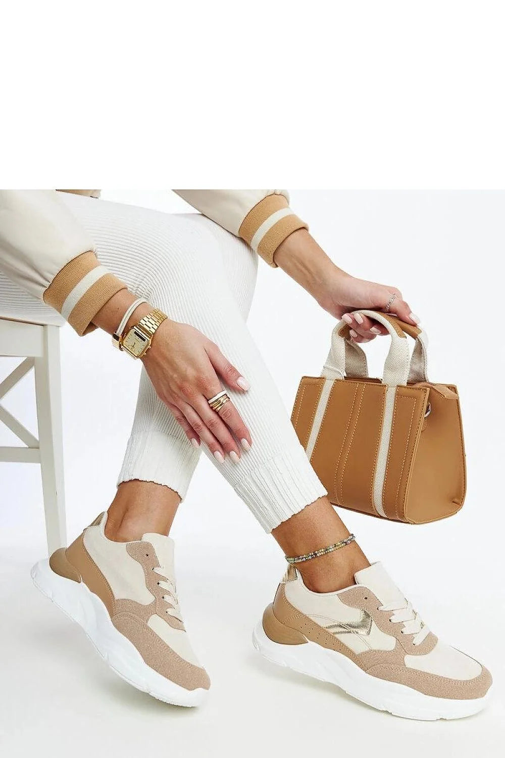 Baskets de mode moderne en cuir beige et métal doré pour femmes, style sophistiqué et décontracté