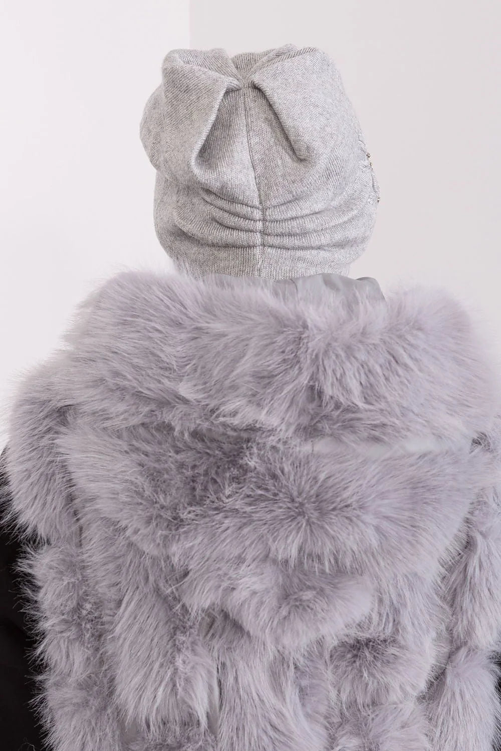 Bonnet d'hiver pour femme chaud élégance détails brodés strass gris clair matière douce style moderne confort fausse fourrure manteau look hivernal sophistiqué