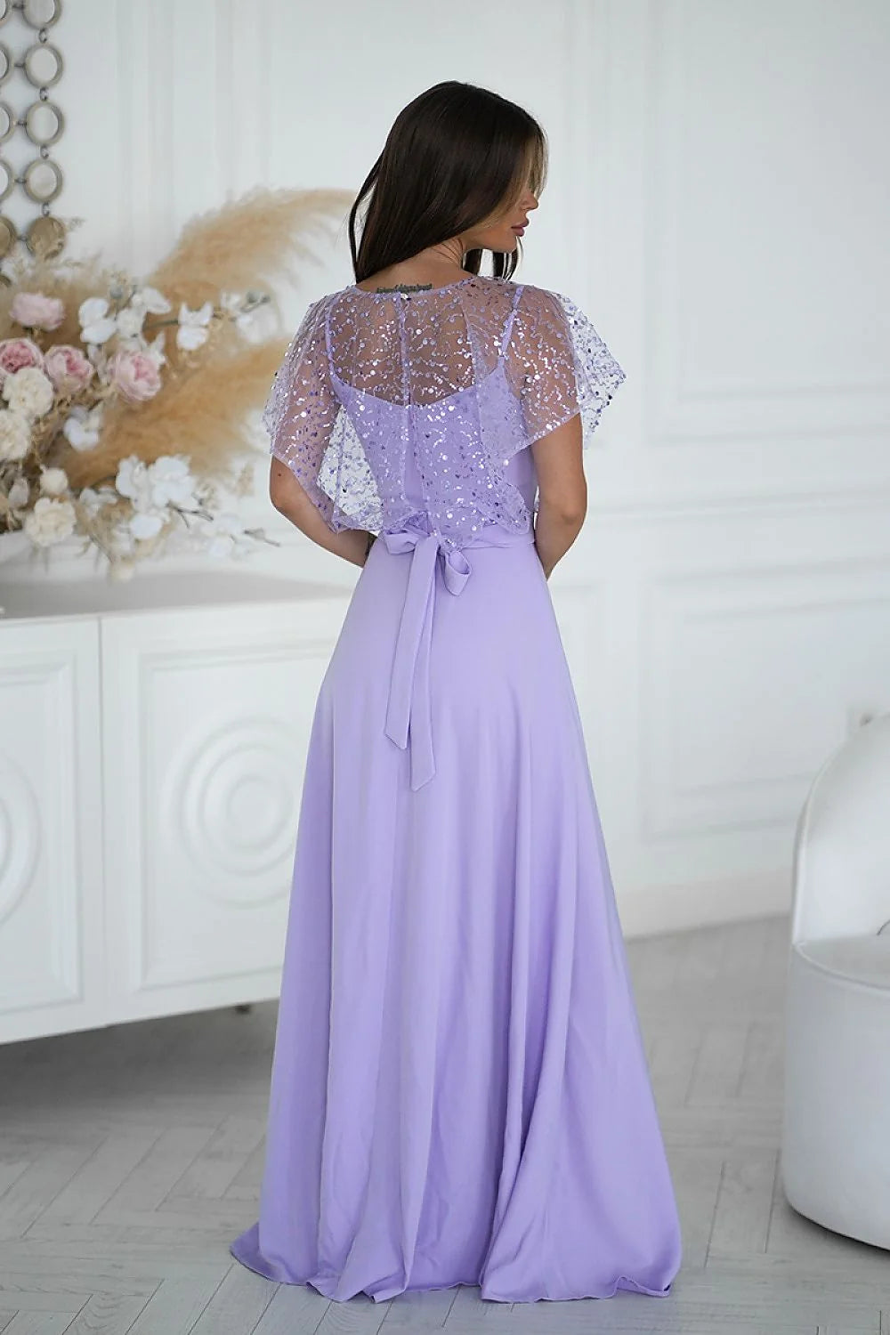 robe longue lilas bustier bretelles fines tulle cape sequins brillants manches papillon encolure illusion taille cintrée fleur appliquée jupe fluide