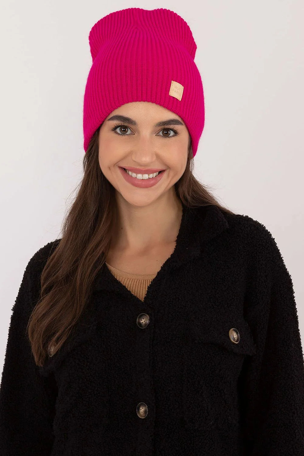 bonnet tricot côtelé rose vif femme slouchy ample chaud extensible maille épaisse revers élégant écusson beige minimaliste urbain isolant durable