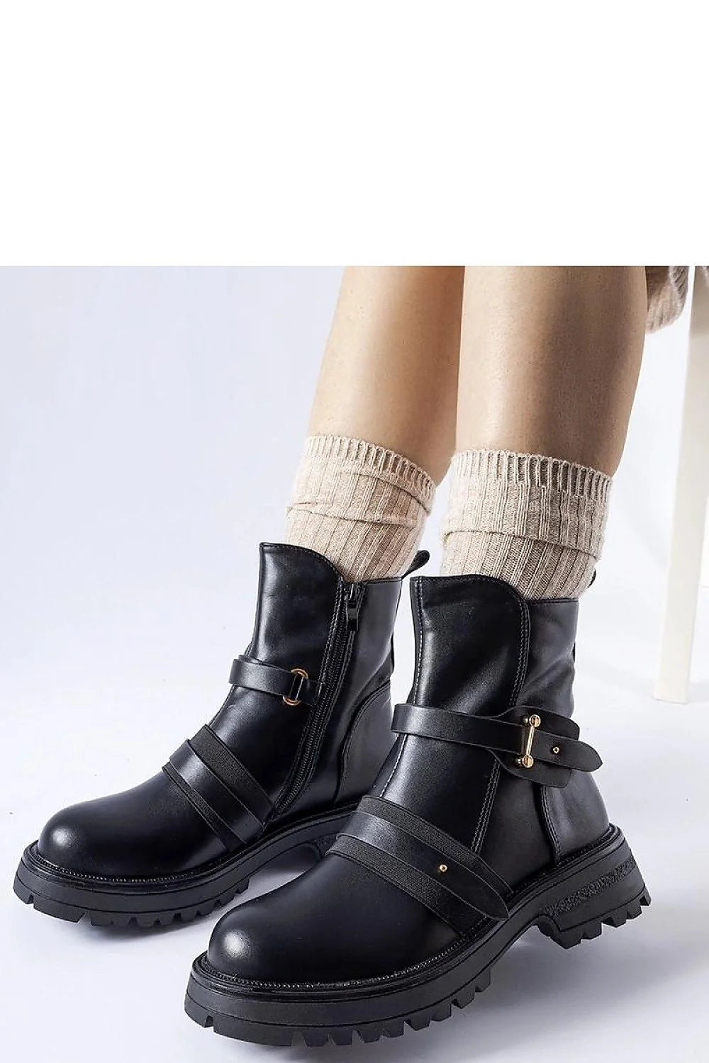 Bottines femmes design moderne élégant cuir noir lisse fermeture éclair métal doré lanières boucles semelle épaisse crantée maintien cheville