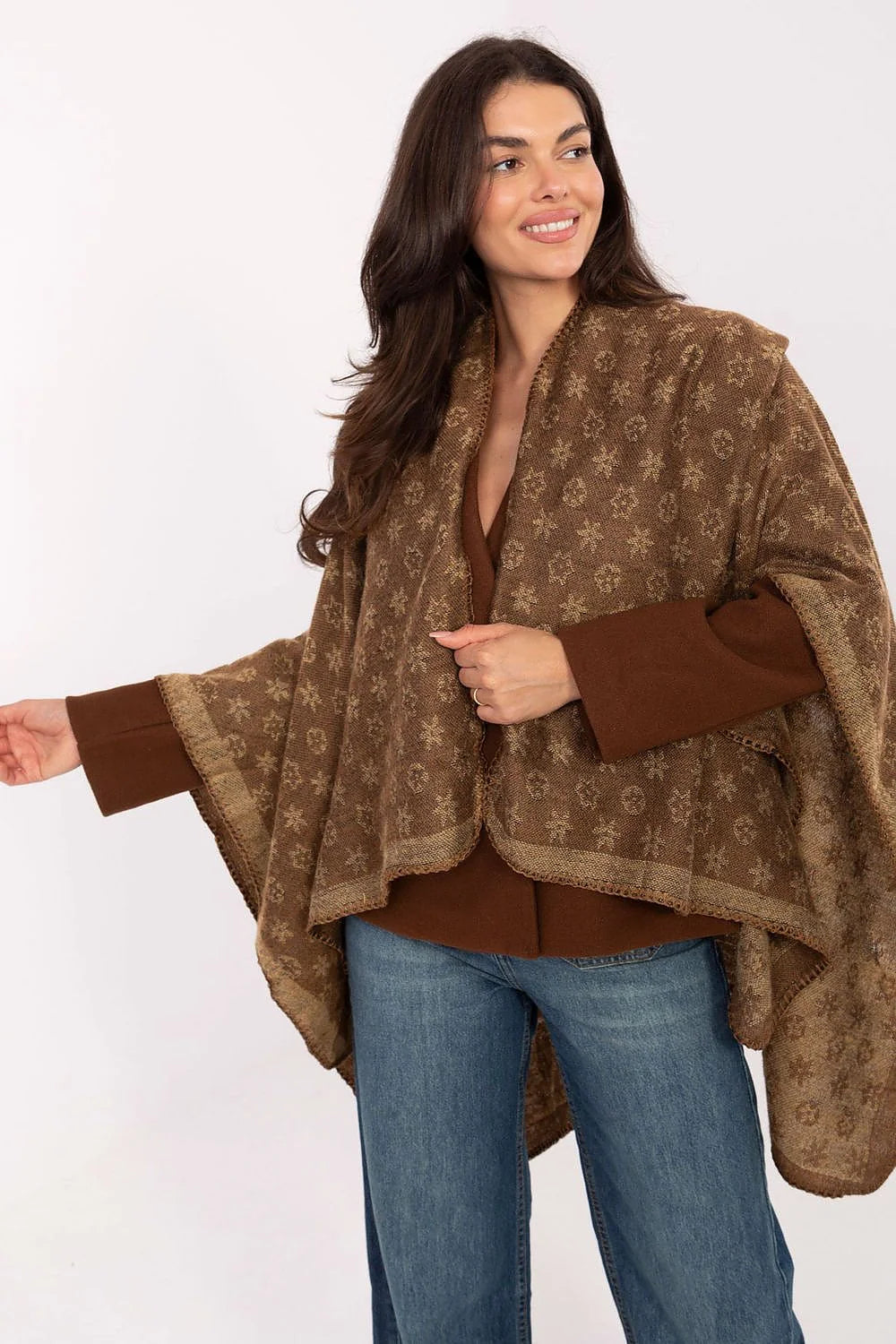 poncho femme oversize maille jacquard marron beige floral motif asymétrique bordure crochetée laineux épais doux manches larges superposition confortable bohème
