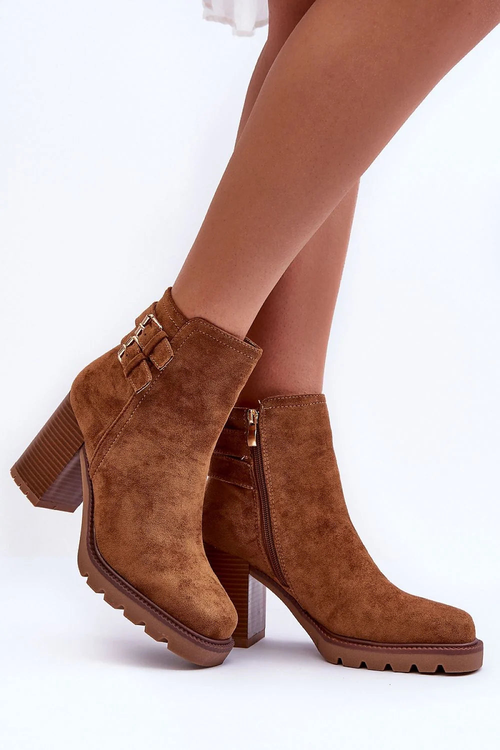 bottines femme suédine camel cognac talon bloc stable confort bout rond tige montante zip latéral boucles dorées semelle crantée antidérapante