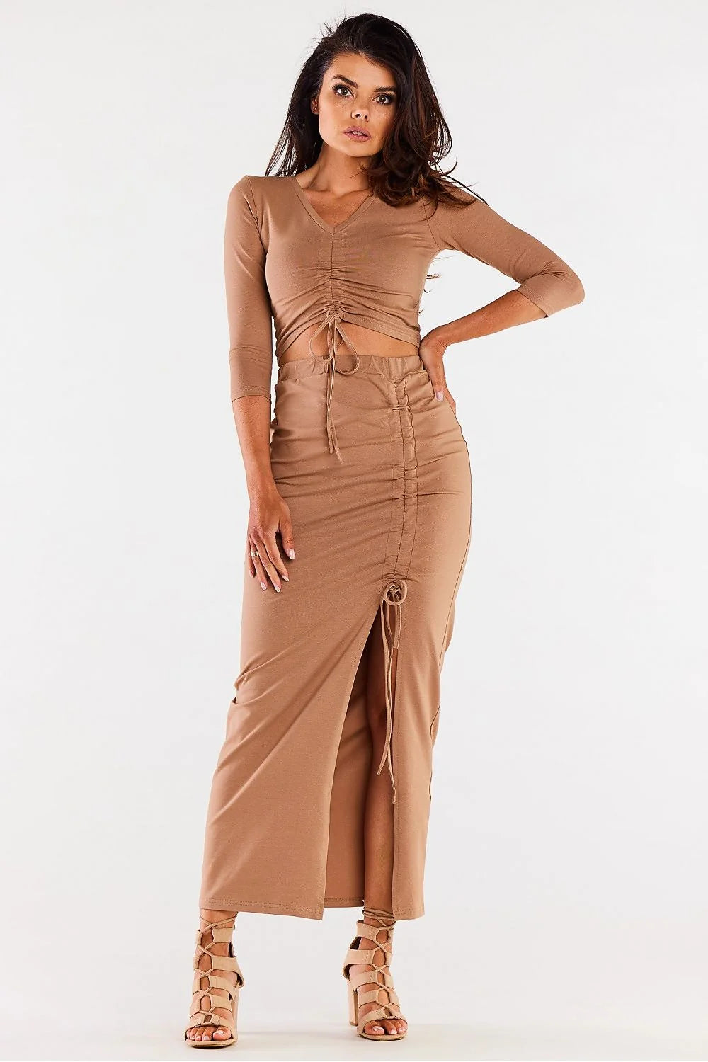 Jupe longue Infinite You, design plissé, fente centrale, maille douce, coordonnée avec haut manches trois-quarts, couleur brun camel, occasions semi-formelles, mode femme