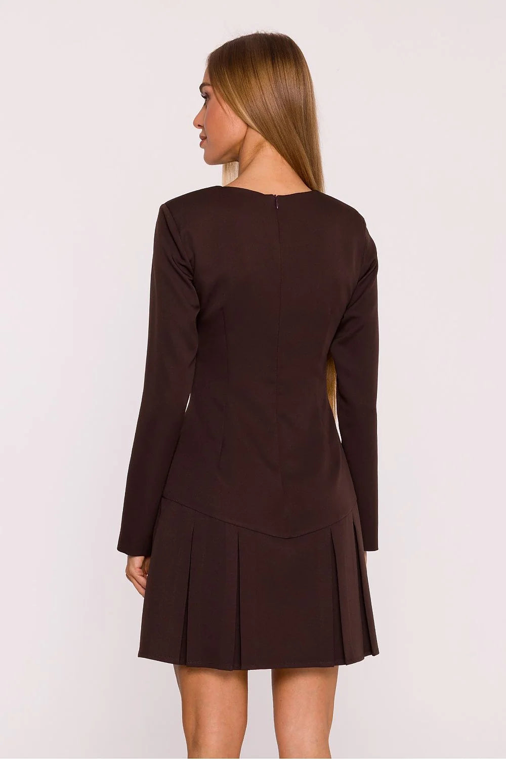 robe courte manches longues col bateau marron chocolat buste ajusté jupe plissée mini silhouette féminine tissu structuré extensible minimaliste