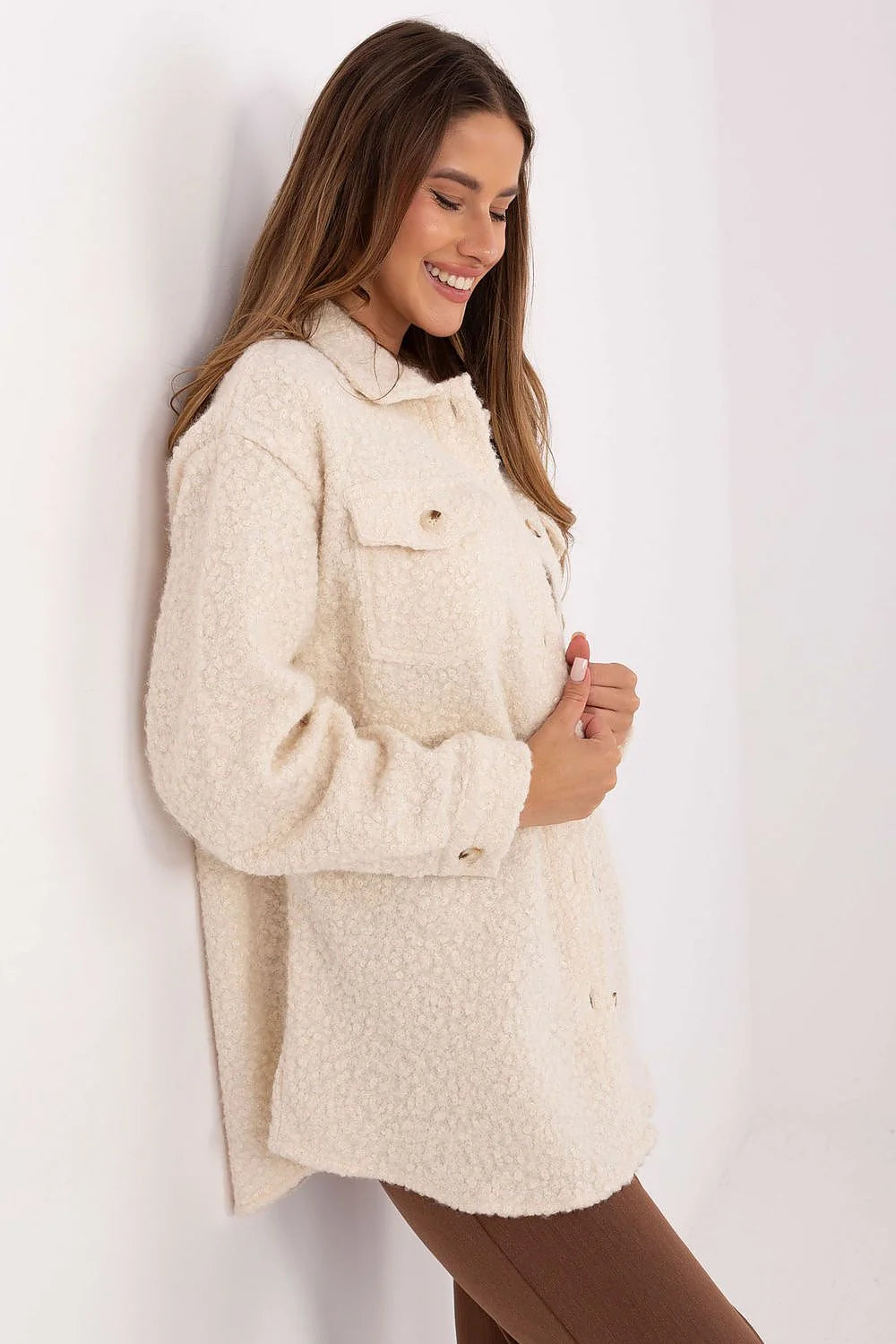 chemise veste shacket bouclé teddy écru oversize manches longues col classique boutons assortis poches poitrine rabat matière texturée