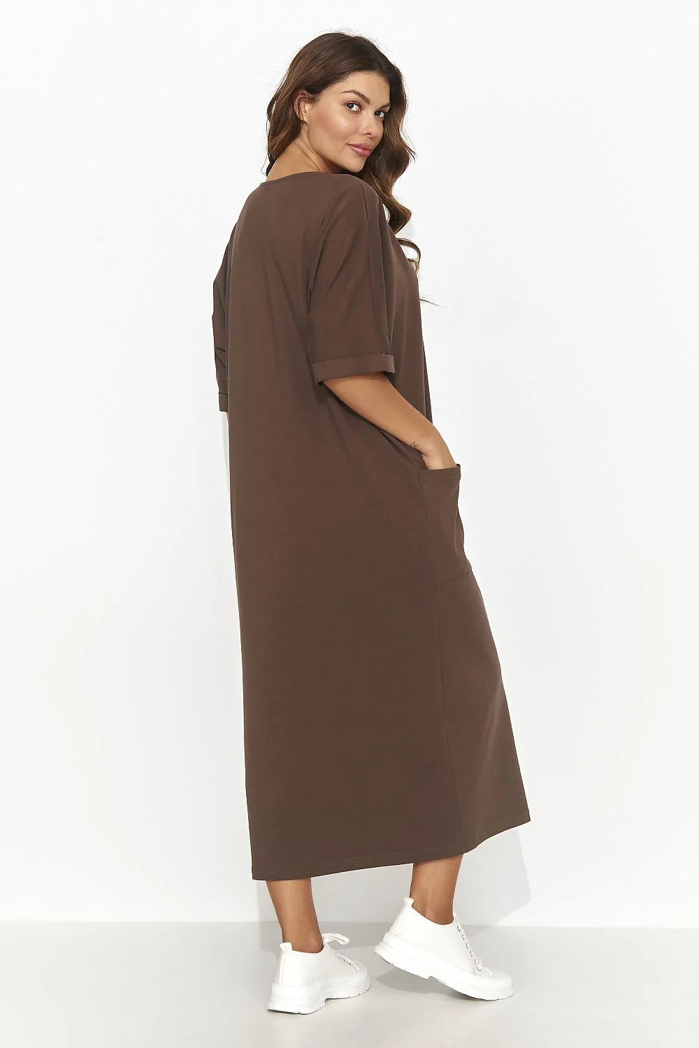 Robe de jour Numinou longue manches courtes décolleté en V coton poches dorées coloris brun terreux femme