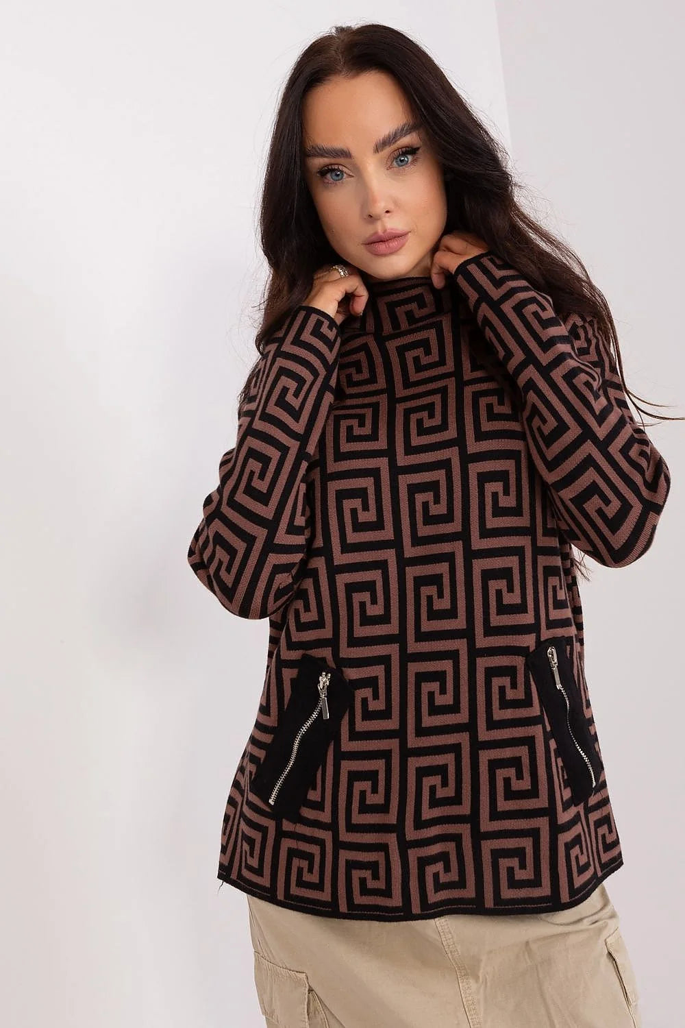 Pull pour femmes manches longues design structuré motif géométrique labyrinthe couleur beige-rose tissu tricoté coupe ample col montant poches zippées modernes style élégant
