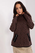 Pull pour femmes manches longues design structuré motif géométrique labyrinthe couleur beige-rose tissu tricoté coupe ample col montant poches zippées modernes style élégant