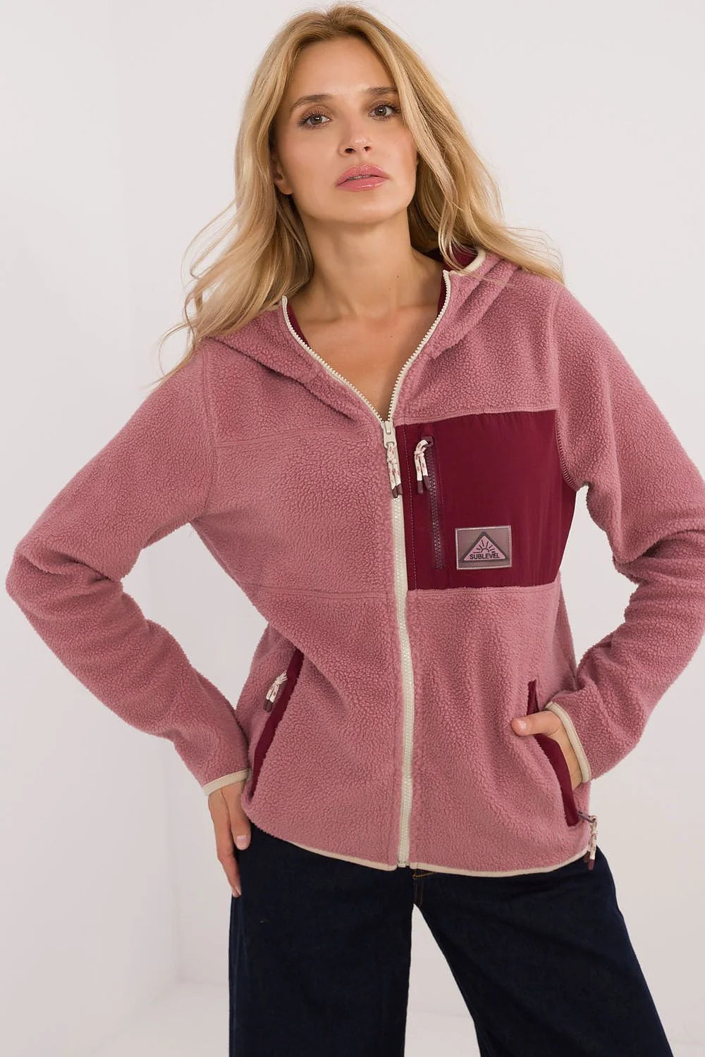 Veste pour femme en polaire style casual sportif rose poussiéreux manches longues capuche fermeture éclair poches latérales poitrine contrastée