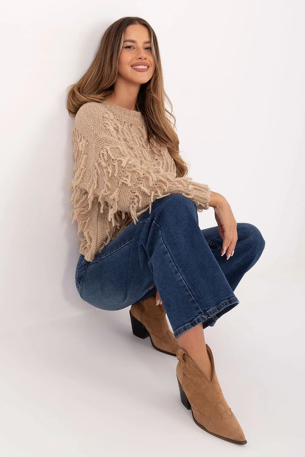 pull femme oversize col rond grosse maille beige camel shaggy poilu franges décoratives boxy court manches longues doux chaleureux bohème