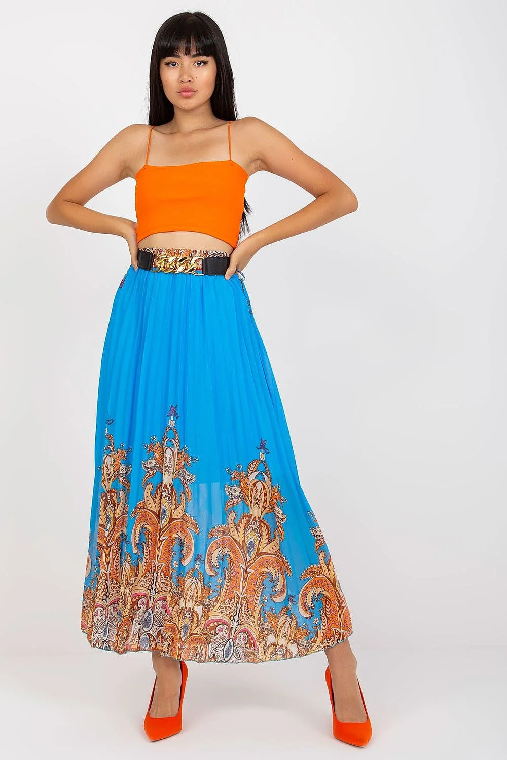 Ensemble mode femme crop top orange jupe longue motif paisley bleu taille haute ceinture dorée escarpins orange occasion estivale