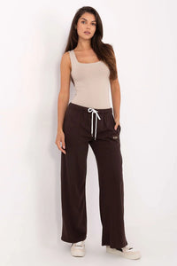 pantalon survêtement femme lounge jogging taille haute jambes larges jambe droite cordon blanc poches passepoilées broderie discrète tissu doux extensible