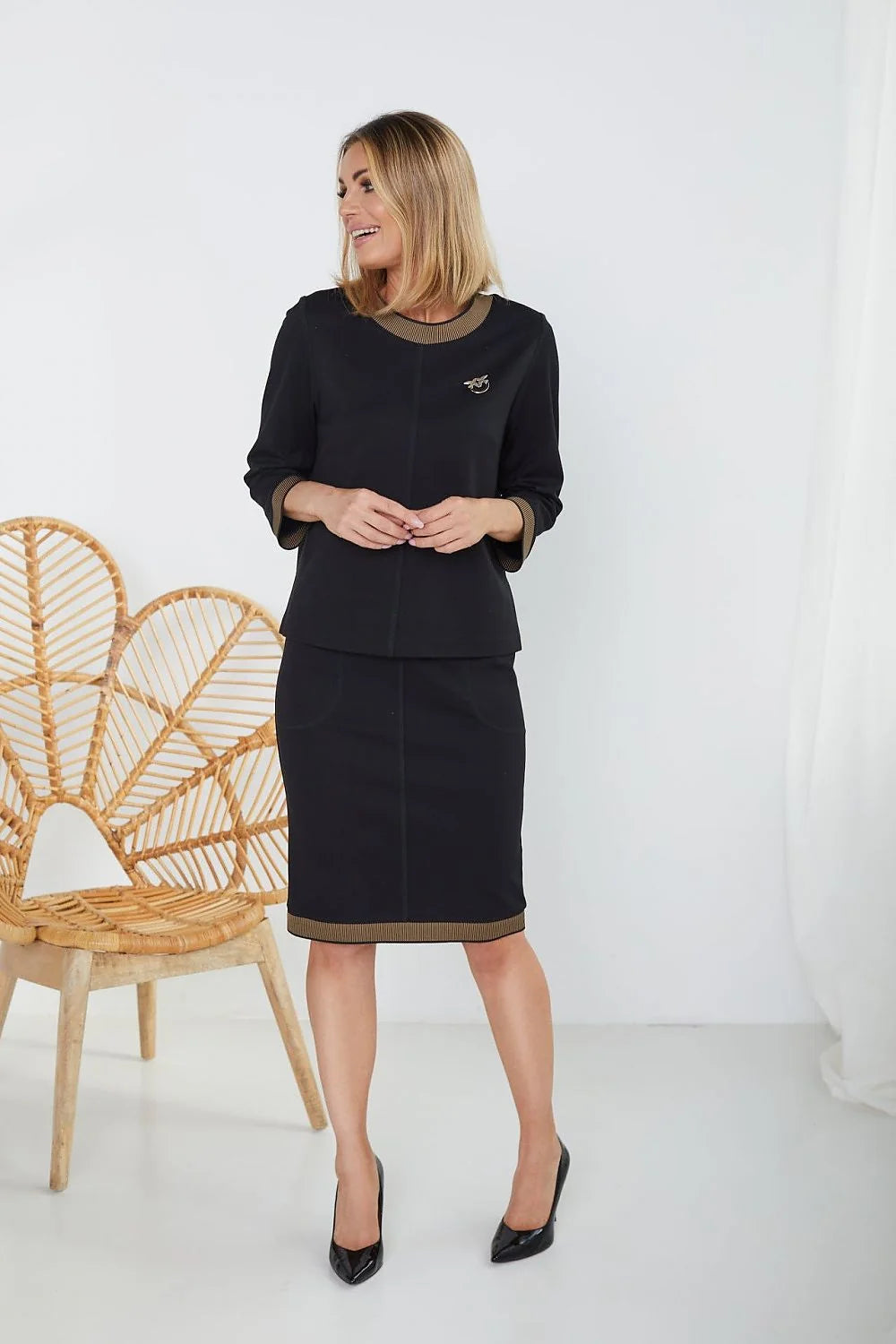 Ensemble élégant deux-pièces noir détails dorés chic professionnel pour femme style sophistiqué raffiné