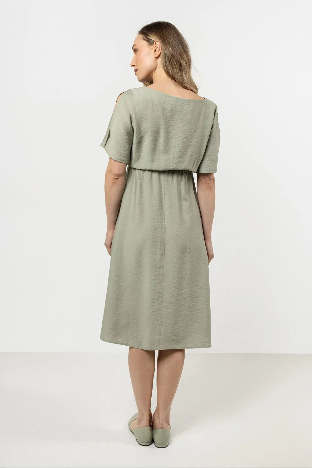 Robe de jour élégante awama coupe fluide manches courtes encolure bateau taille élastiquée sage vert femme