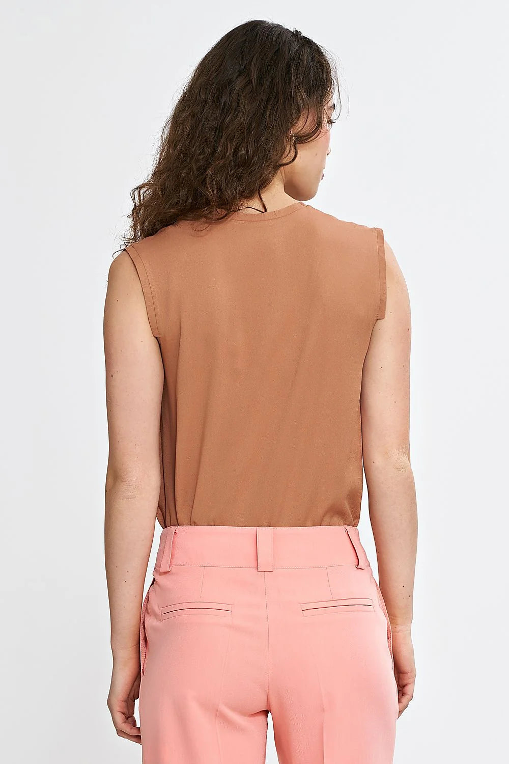 Chemisier féminin sans manches en viscose couleur beige coupe régulière encolure V finitions élégantes pour tenues élégantes ou décontractées