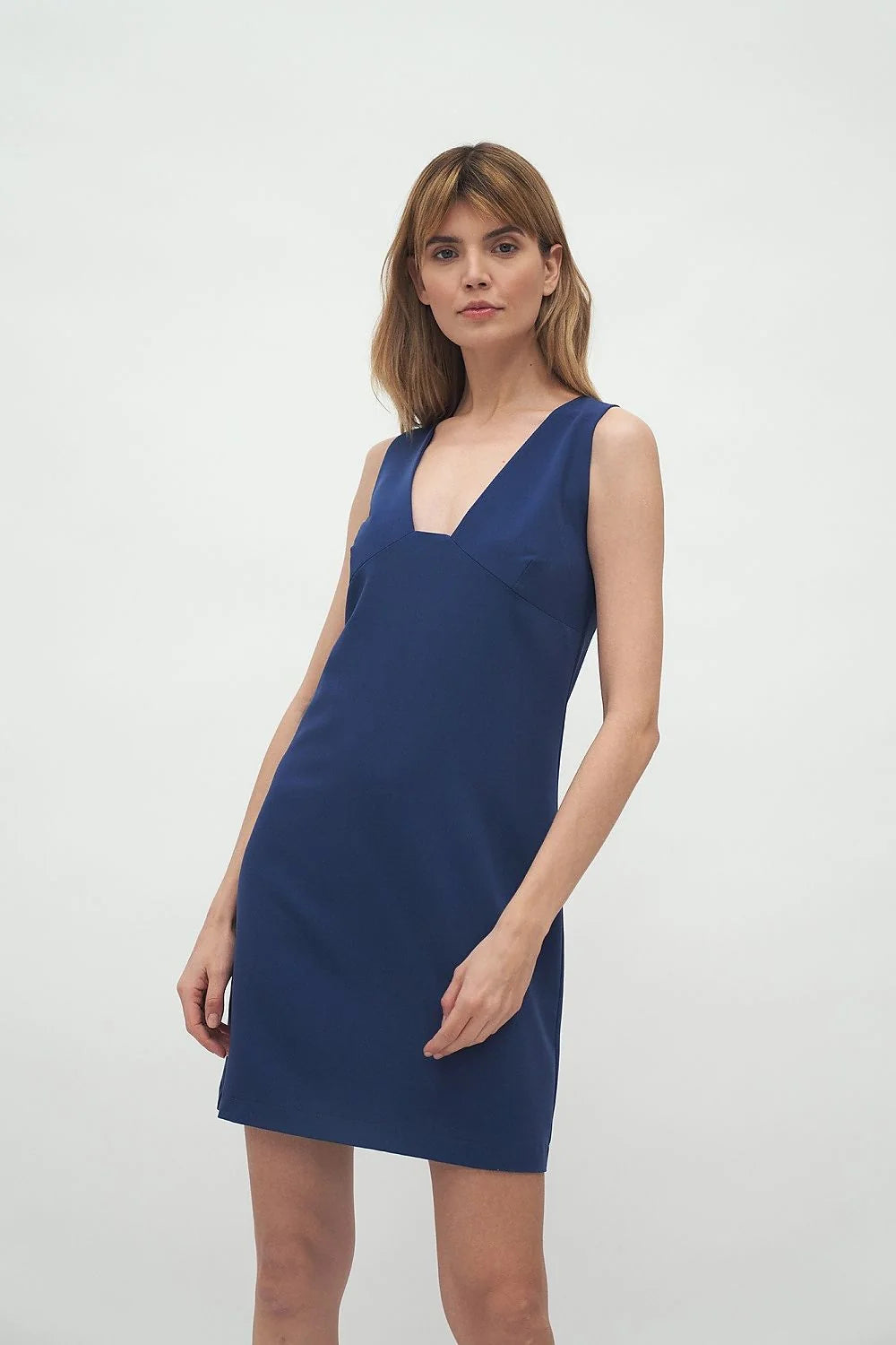 Robe élégante en tissu confortable bleu marine coupe droite chic parfaite soirée décontractée femme moderne