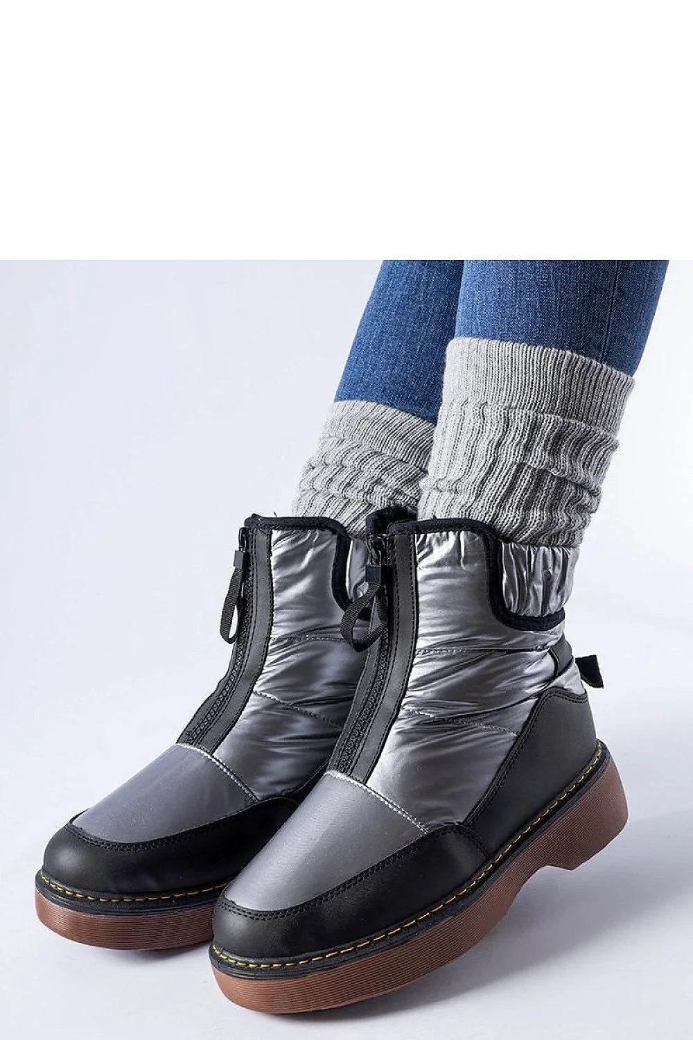 Bottes de neige modernes pour femmes en textile argenté et cuir noir mat, fermeture éclair latérale, semelle compensée en gomme brune, design urbain élégant