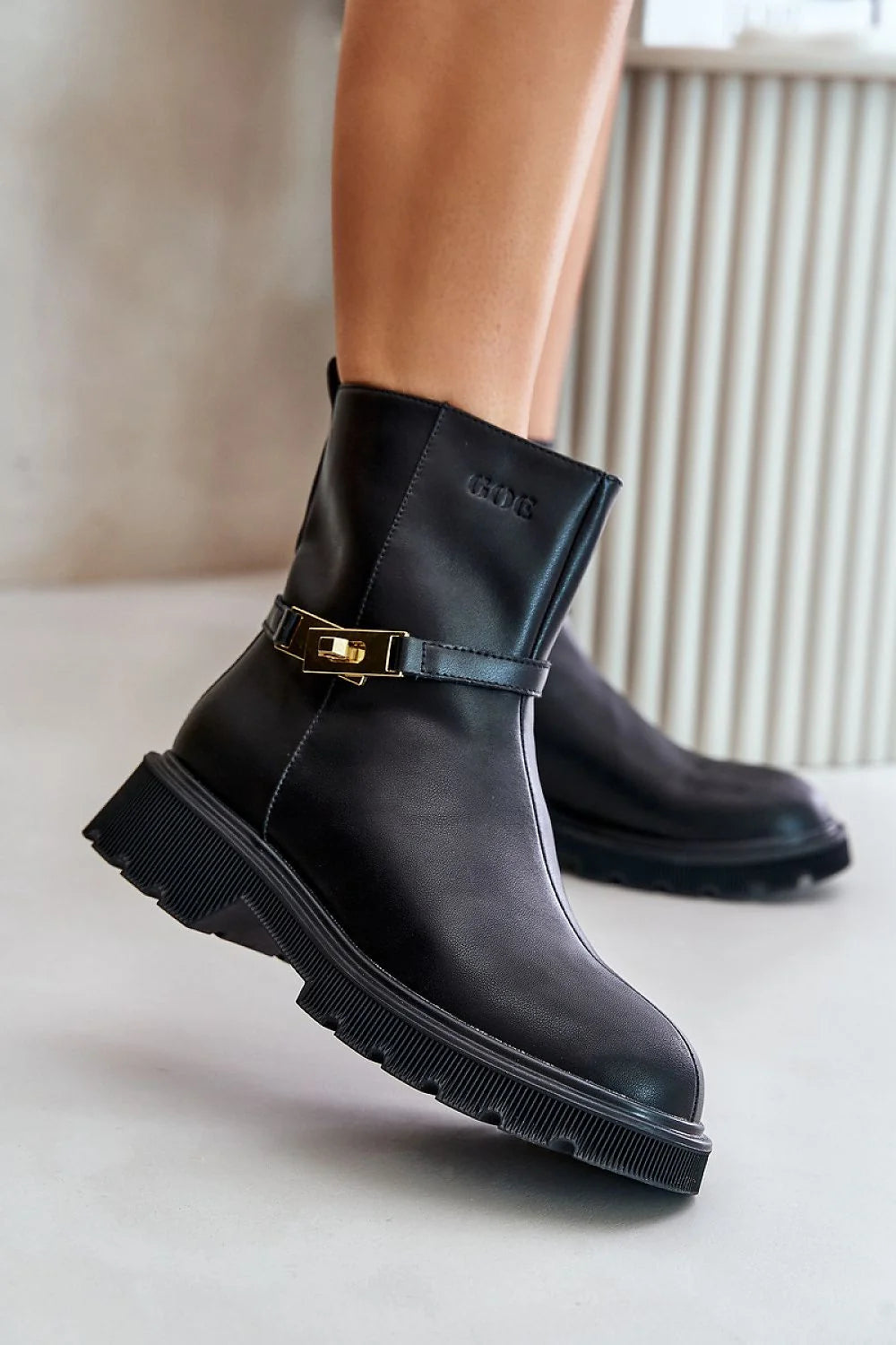 Bottines femmes cuir noir élégance moderne talon plat style classique contemporain détails raffinés confortabilité durable