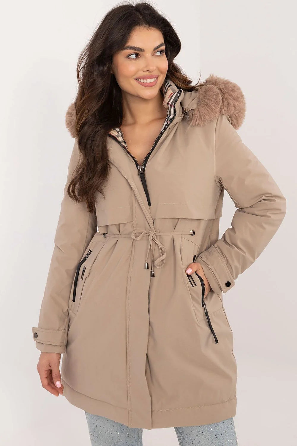 parka femme mi longue beige taupe capuche bordée fausse fourrure doublure carreaux taille cintrée cordon poches zippées réglables