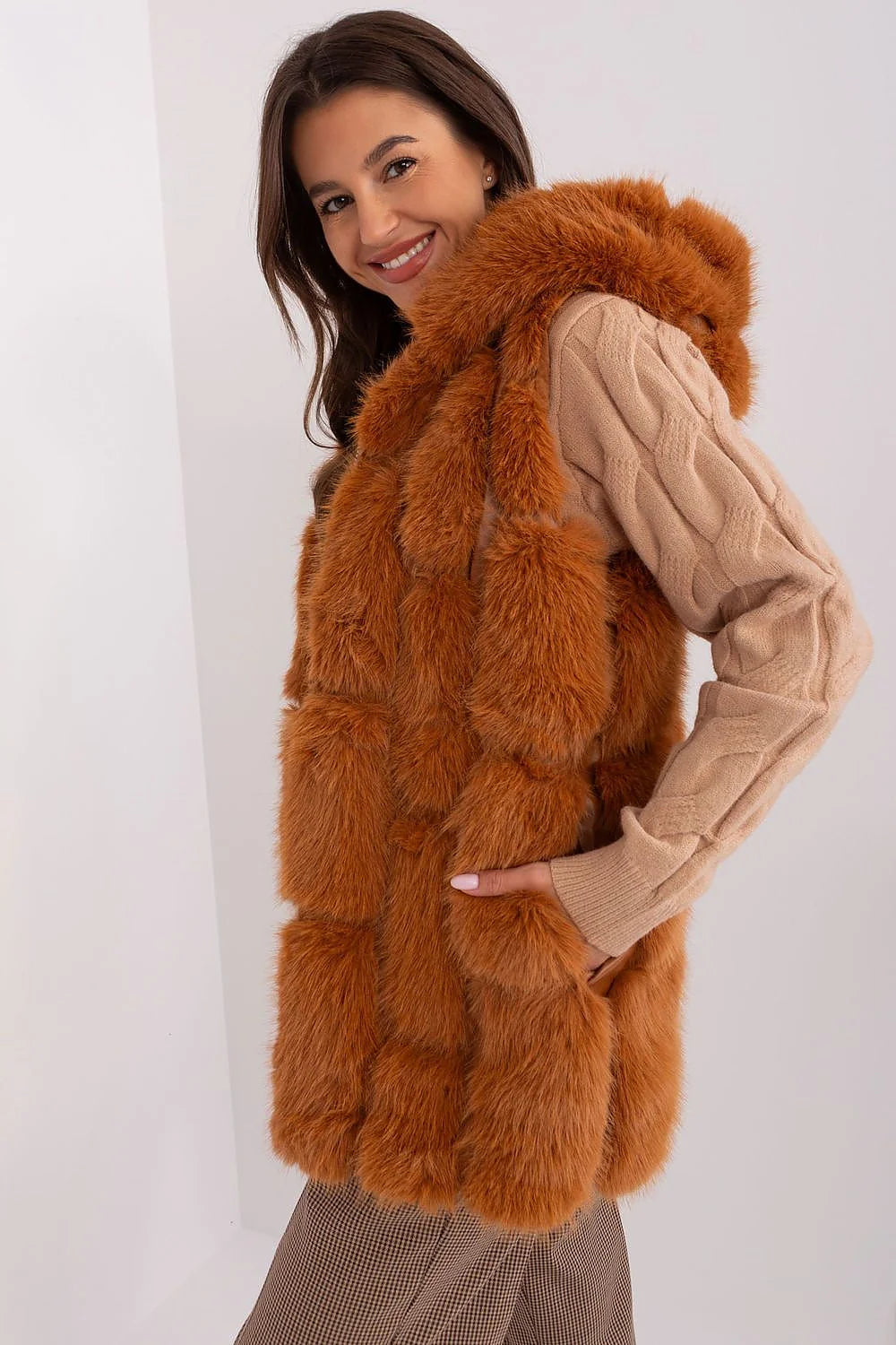 Gilet en fourrure synthétique moderne et élégant couleur brun rouille ajusté mais ample pour femmes