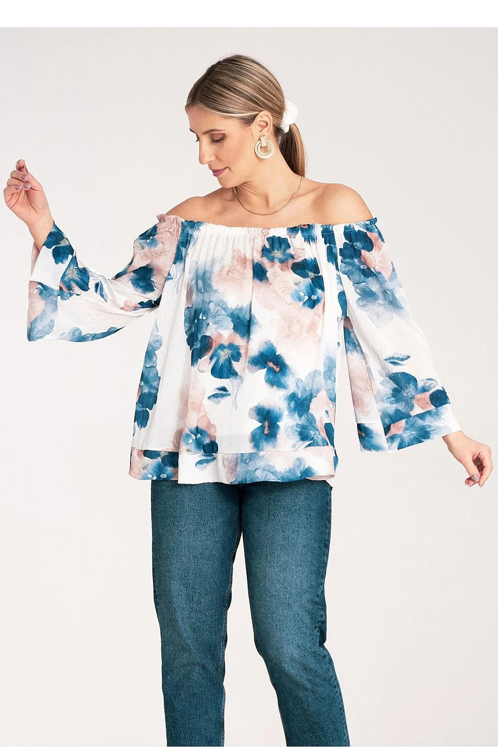 Haut féminin bohème romantique encolure Bardot manches longues évasées floral print blanc bleu rose femme