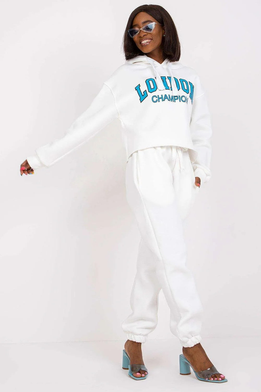 ensemble sportswear femme LONDON CHAMPION blanc sweat capuche cropped jogpant molletonné oversize emmanchure tombante logo turquoise