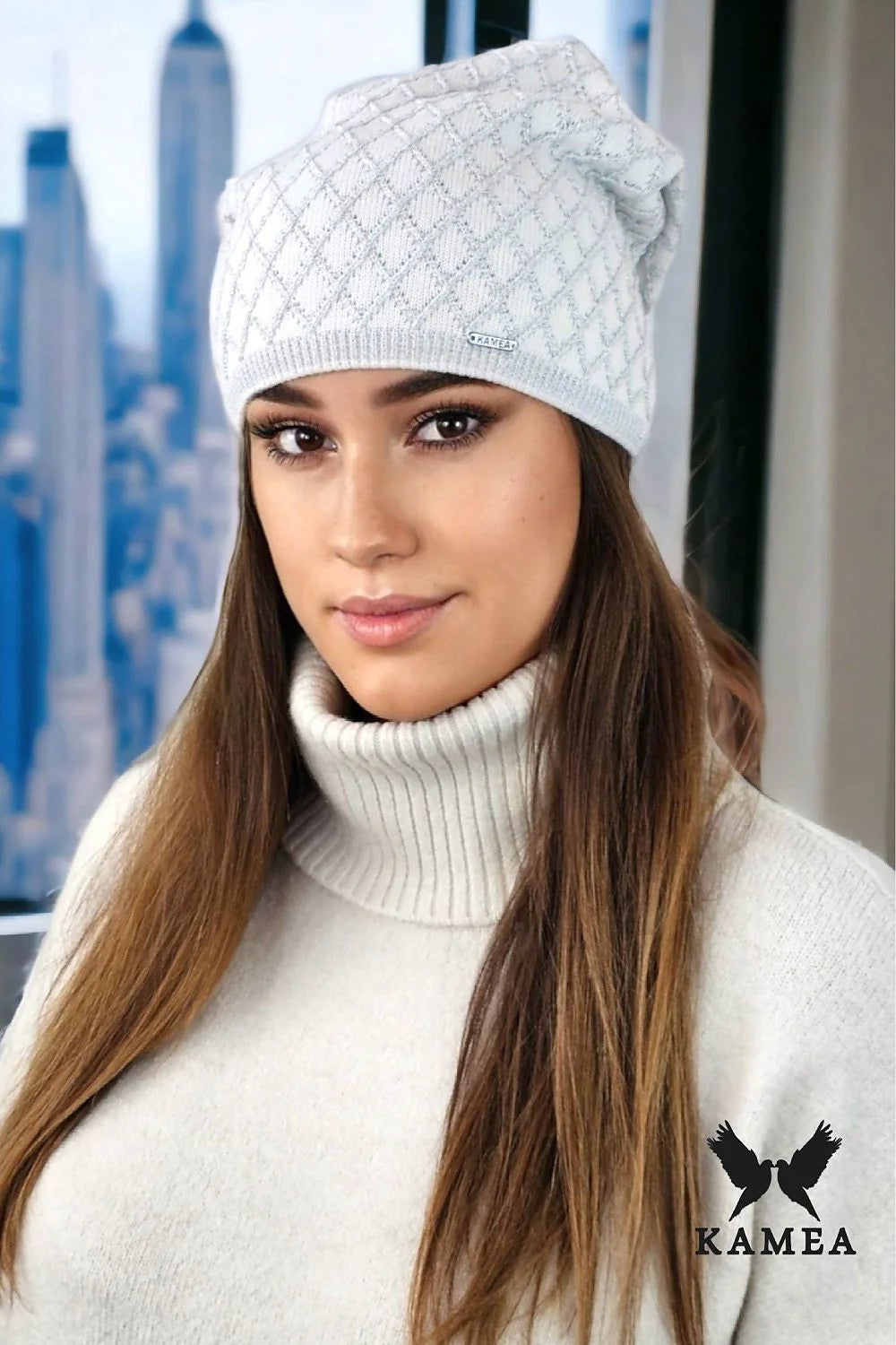 Bonnet Kamea féminin design moderne élégant motif carreaux relief tricot blanc doux confort ajusté hiver femmes accessoire mode