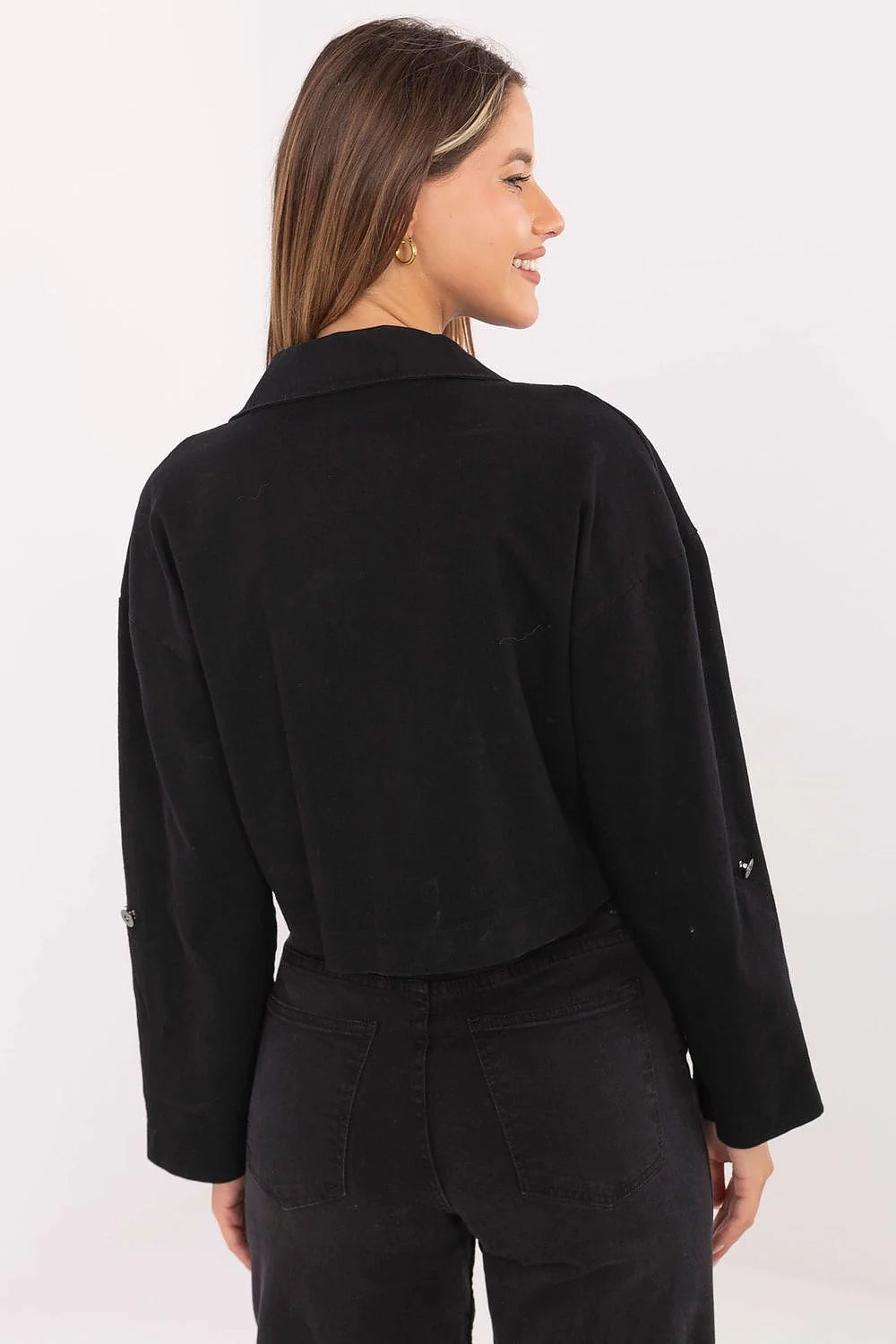 surchemise courte femme shacket boxy col chemise coton épaisse denim noir mat fermeture boutonnée poches poitrine rabat cropped