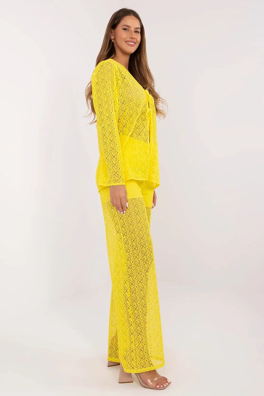 Ensemble féminin dentelle jaune vif manches longues coupe droite pantalon taille haute femme élégant confortable occasion estivale