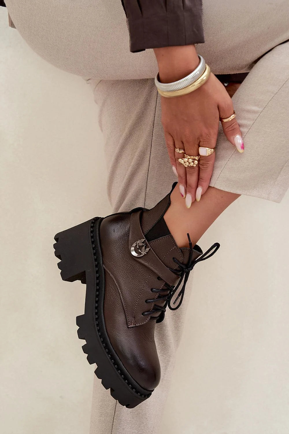 bottines femme cuir naturel grainé doublure feutre chaudes confortables talon bloc stables fermeture éclair bride décorative marron semelle crantée urbaine