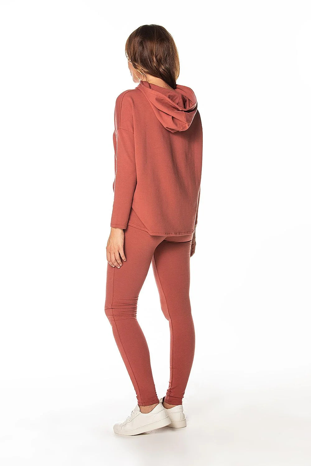 Sweatshirt Tessita capuche oversize molleton doux terre cuite poche kangourou épaules tombantes taille haute legging extensible athleisure minimaliste confortable féminin