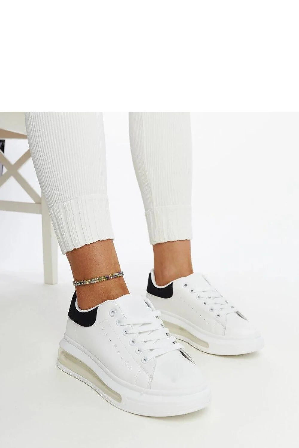 Baskets pour femme en cuir blanc et noir, style minimaliste, semelle épaisse, perforations, confortable, mode urbaine, collection printemps/été, sac assorti