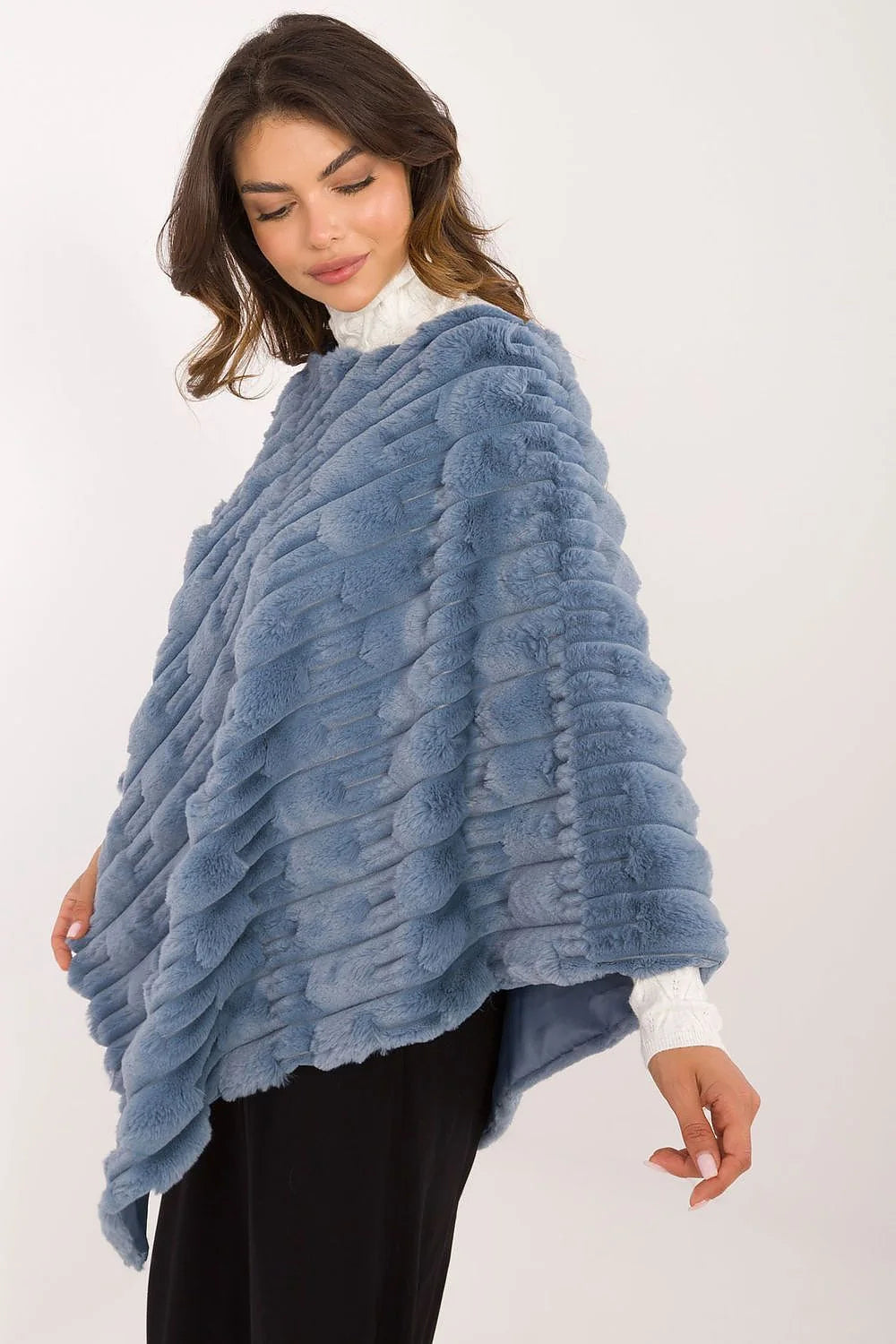 Poncho en fausse fourrure bleu pastel asymétrique texture linéaire motifs diagonaux doublure satinée polyester femmes