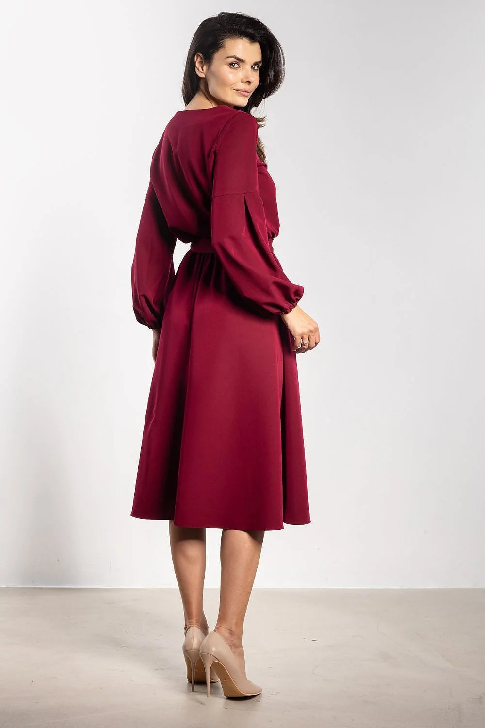 robe midi bordeaux ceinturée taille élastique manches longues bouffantes plis délicats encolure ronde jupe évasée longueur genou