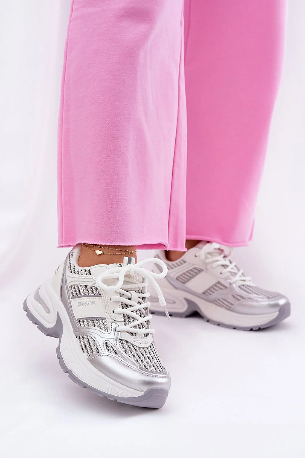 Chaussures de sport féminines modernes en tissu et cuir synthétique, style décontracté, semelle chunky, couleur blanche avec accents argentés, confort tout le jour