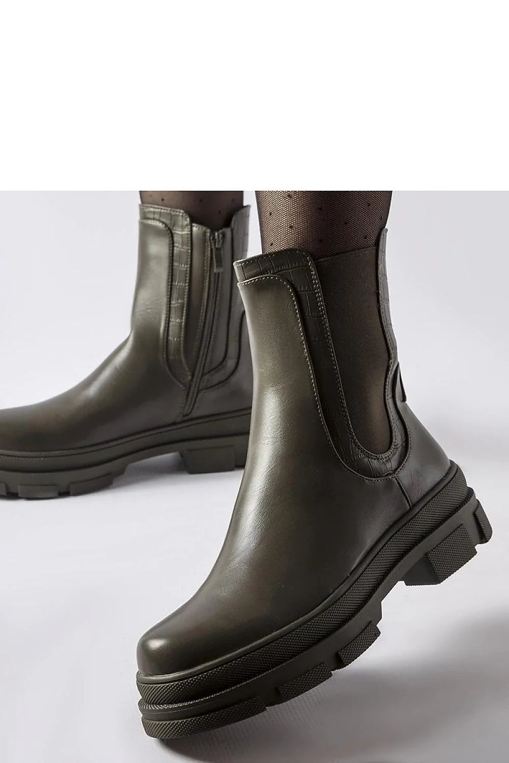 Bottines femme design contemporain cuir haute qualité couleur kaki sobre mi-haute arrondie fermeture éclair latérale élastiquée semelle épaisse crantée caoutchouc robuste automne hiver