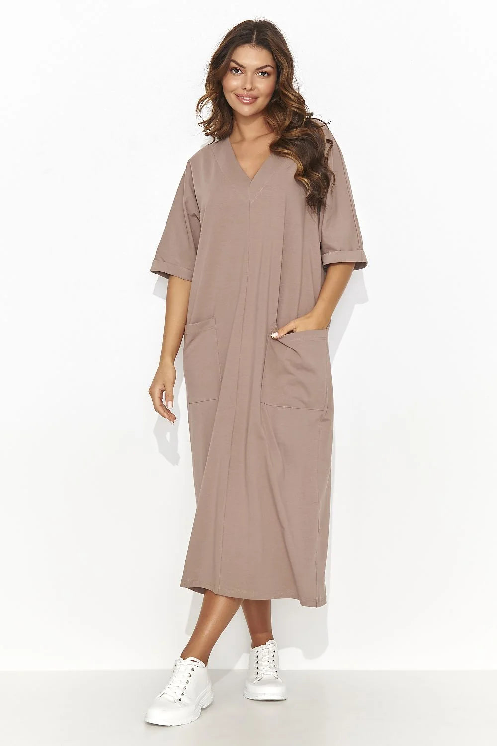 robe jour élégante longue mi mollet manches troisquarts retroussées coupe droite ample poches plaquées coton taupe confortable respirante minimaliste intemporelle