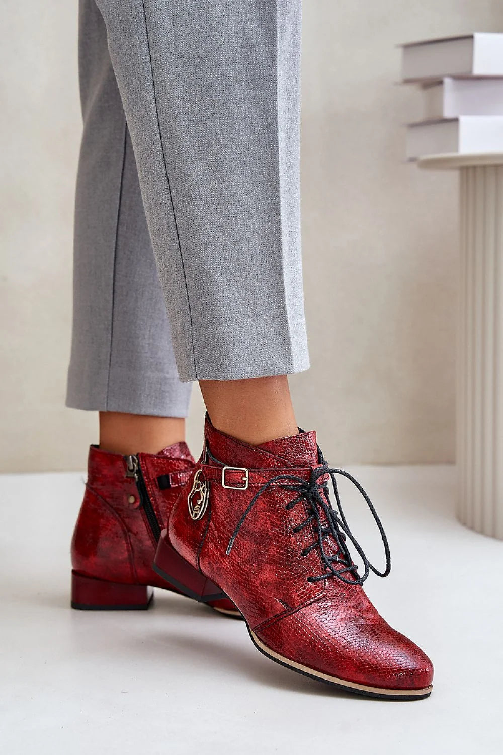 bottines féminines cuir python rouge vif texturé talon bas cheville lacets fermetureeclair bride boucle breloque dorée semelle contrastée