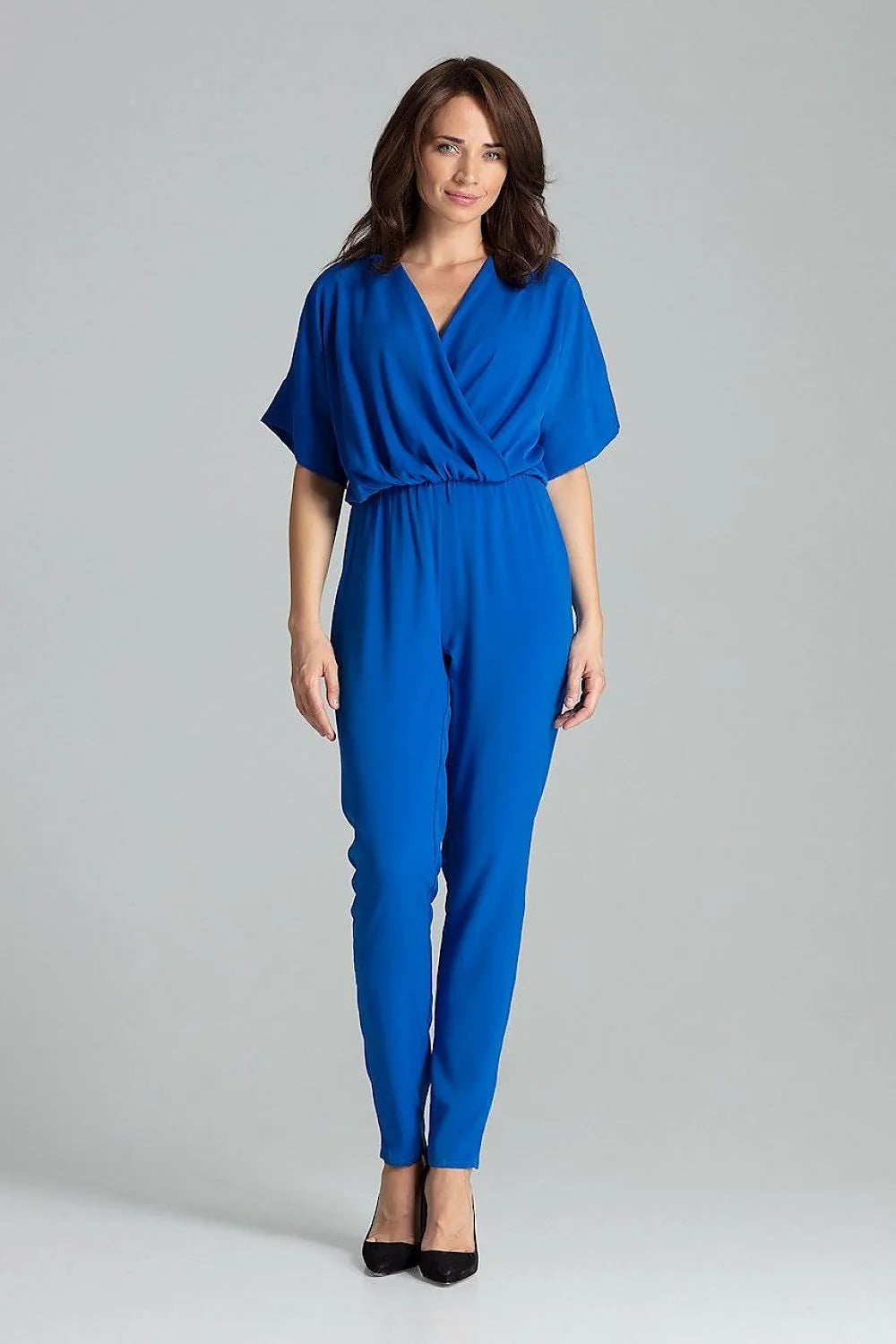 combinaison pantalon femme bleu électrique col V croisé manches kimono courtes taille cintrée élastique jambes droites effilées tissu fluide drapé
