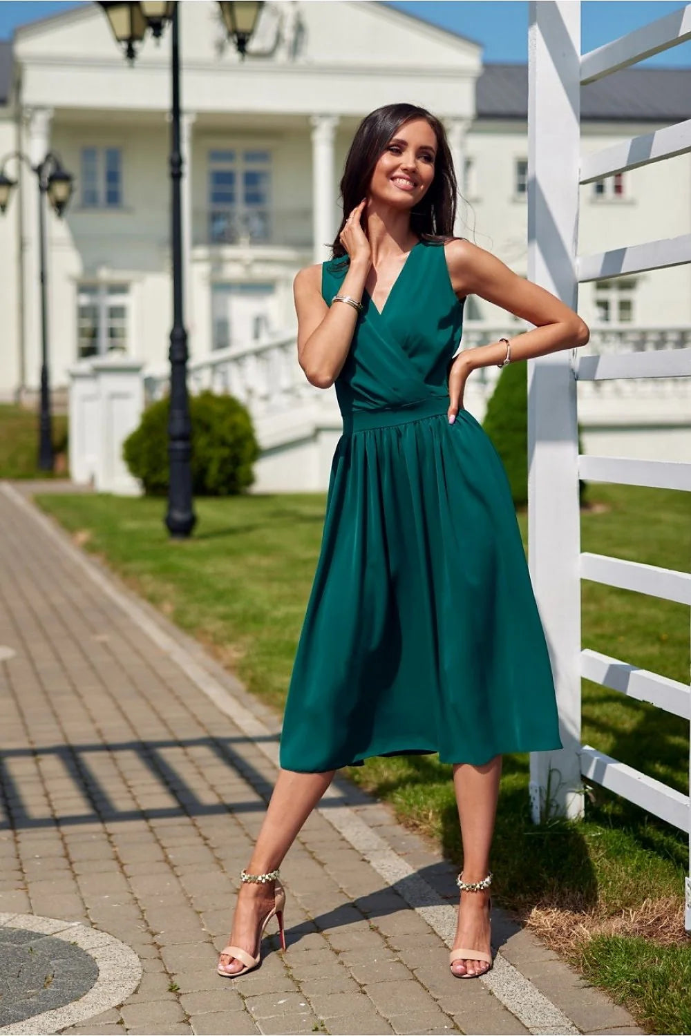 Robe de cocktail élégante sans manches en vert émeraude en polyester robe midi encolure V croisée taille ajustée pour femme