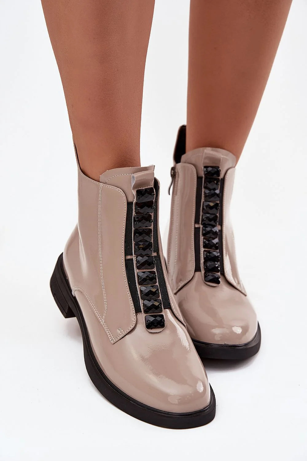 bottines femme cuir verni taupe brillant bout arrondi semelle contrastée noire talon bloc bas cheville zip latéral pierres facettées élégantes