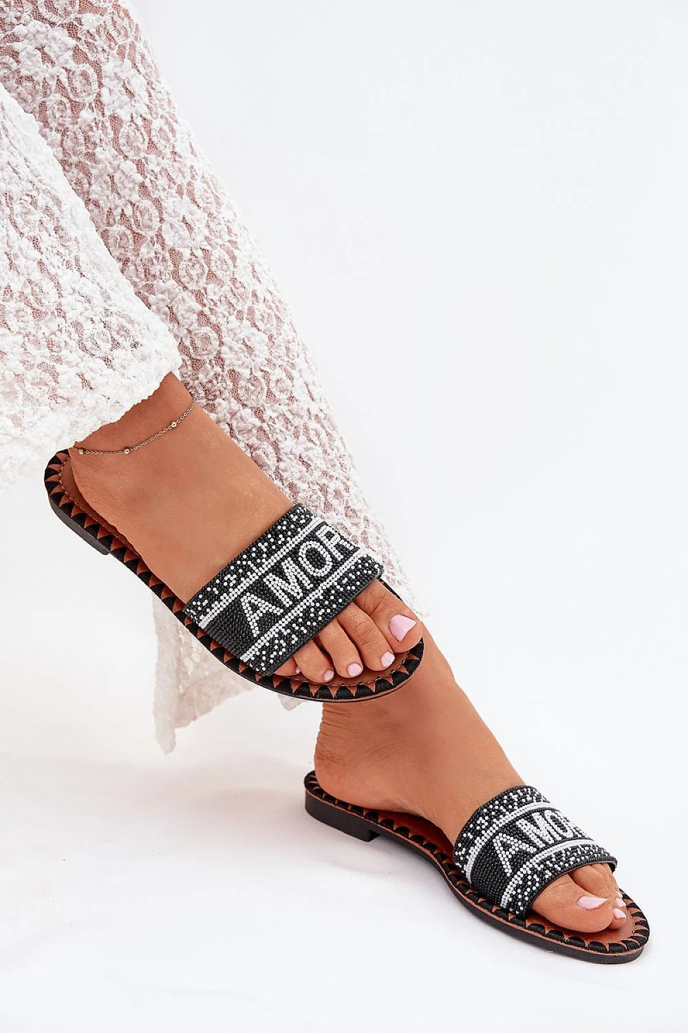 mules femme plates faciles enfiler bride large perlée noir blanc AMOR bout ouvert semelle simili cuir coussinée confort talon plat
