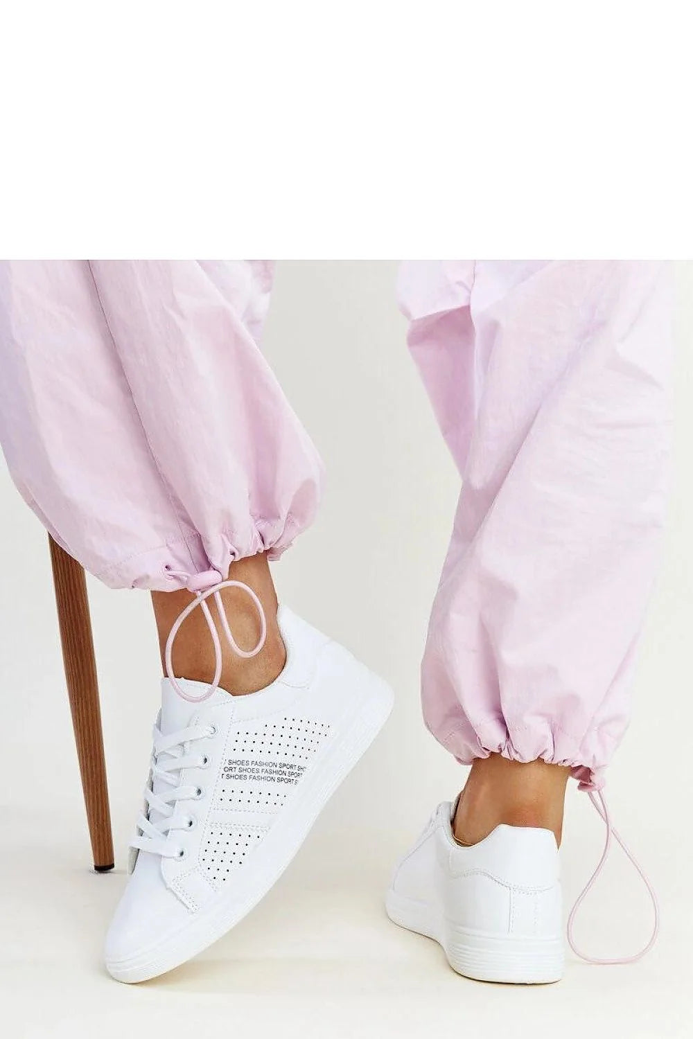 baskets basses femmes blanches similicuir tige perforée bandes latérales bout rond semelle caoutchouc épaisse flexible col rembourré confort