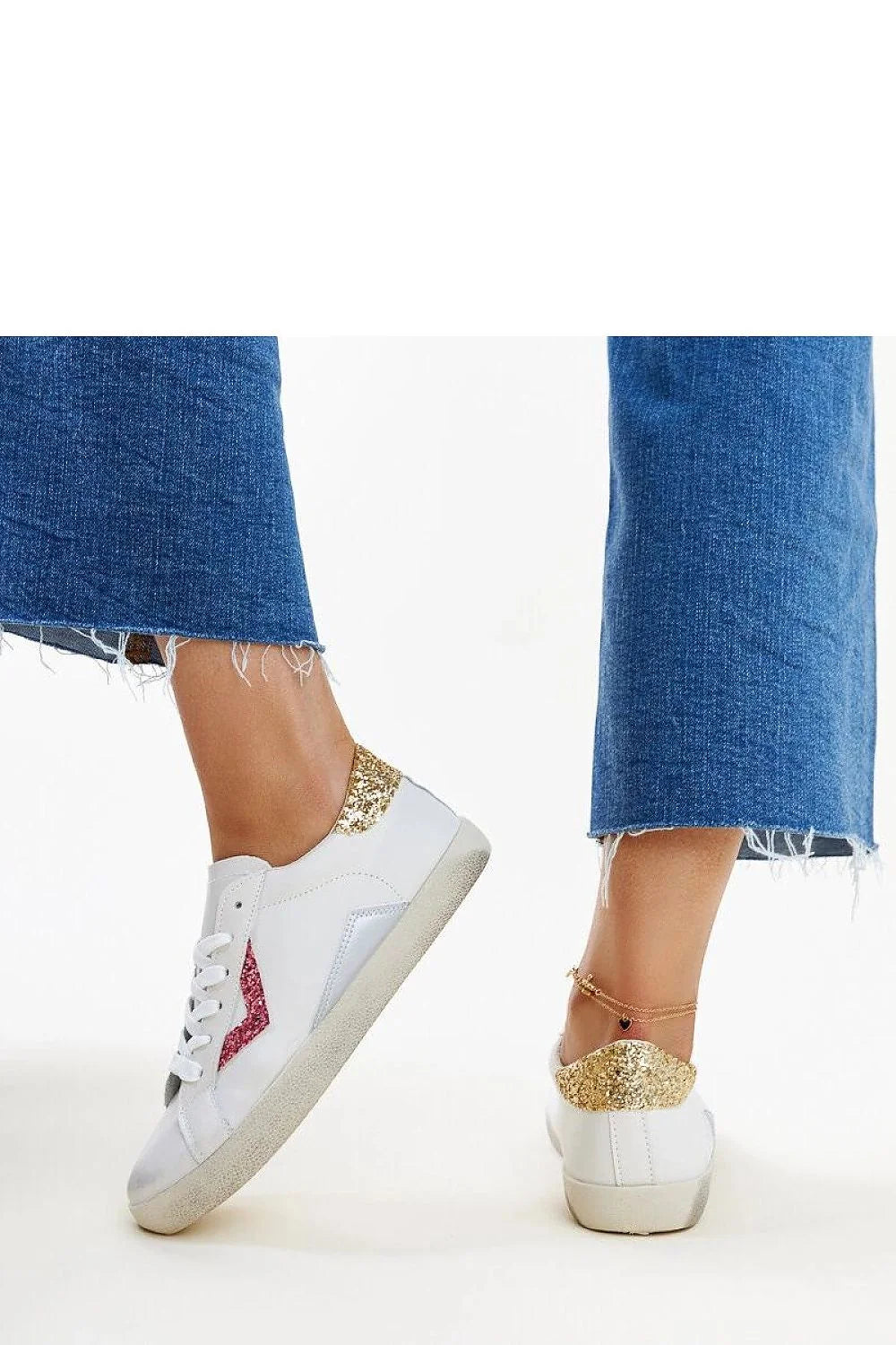 Baskets mode femmes design moderne élégant cuir blanc paillettes dorées talon détails fête occasion