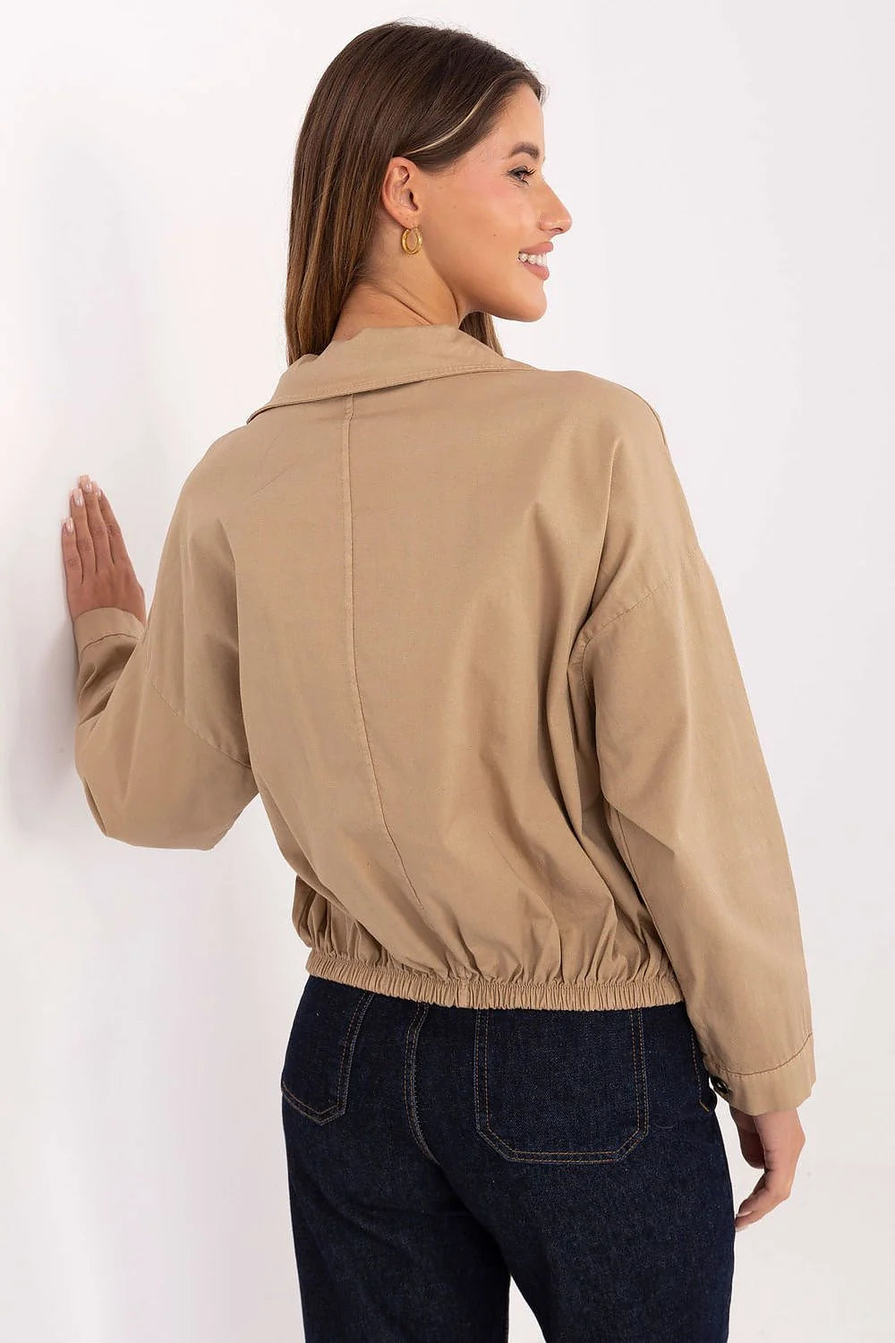 chemise overshirt femme beige sable coton élasthanne manches longues poches rabats bas élastiqué coupe courte boxy saharienne utilitaire boutonnée