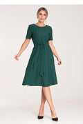 Robe de jour élégante en vert foncé, manches courtes, ceinture intégrée, coupe midi, polyester et viscose, taille ajustable pour femme