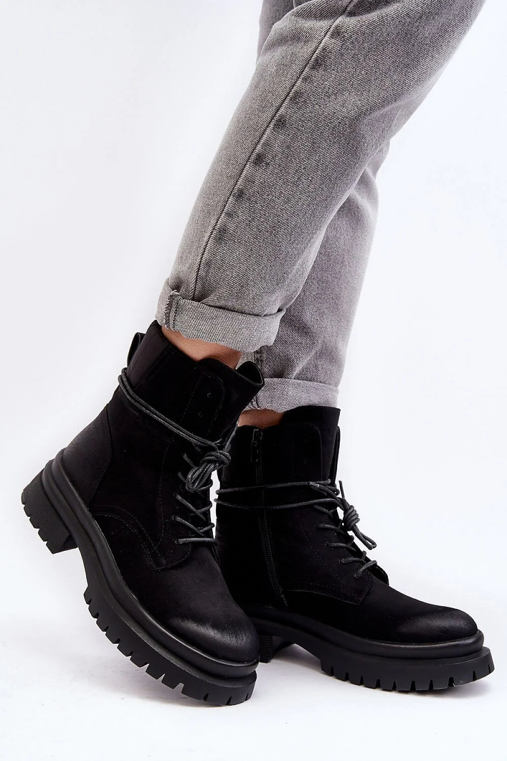 bottines trappeur femme noires suédées cuir synthétique lacets zip plateforme crantée antiderapante talon bloc moyen montant cheville renforcées coutures urbain