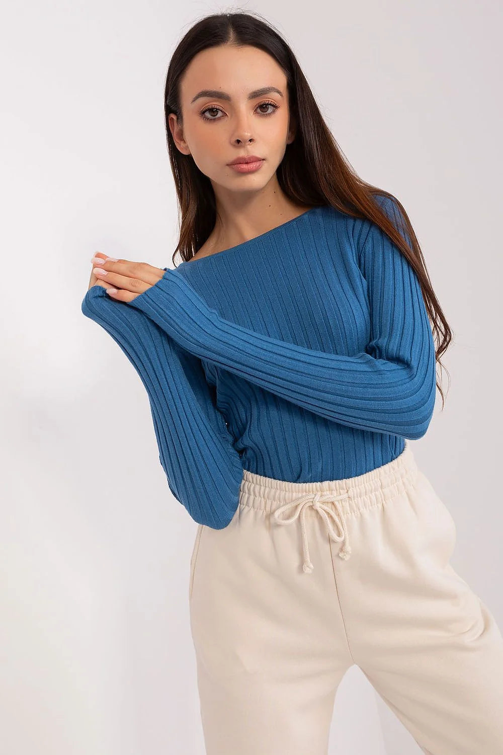 Haut et pantalon femme moderne couleur bleu et crème manches longues encolure dégagée taille réglable tissu côtelé