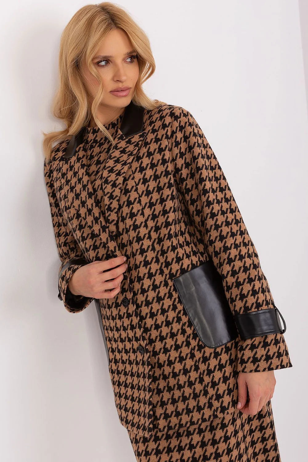 Veste pour femme élégante moderne motif pied-de-poule noir camel cuir écologique col matelassé manches longues boutonnage double
